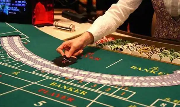 popa7 Poker ဂိမ်းတစ်ပွဲ ကစားနေသောမြင်ကွင်း